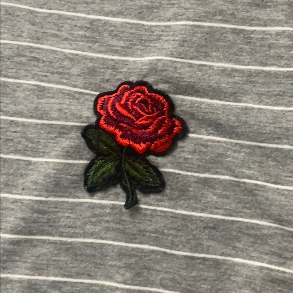 ⚠️LEAVING MY CLOSET SOON⚠️🌹Grey crop top🌹 - Picture 2 of 5
